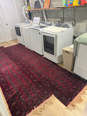 Interior - Cozy 1 bedroom apt! Prime location! King & Full bed! Sleeps 4! 2 smart TVs!  (Albany)