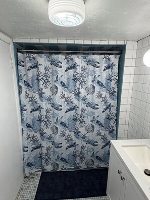 Hair dryer, towels, soap, toilet paper - Cozy 1 bedroom apt! Prime location! King & Full bed! Sleeps 4! 2 smart TVs!  (Albany)
