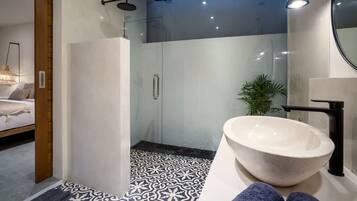 Secador de cabelo, toalhas de banho