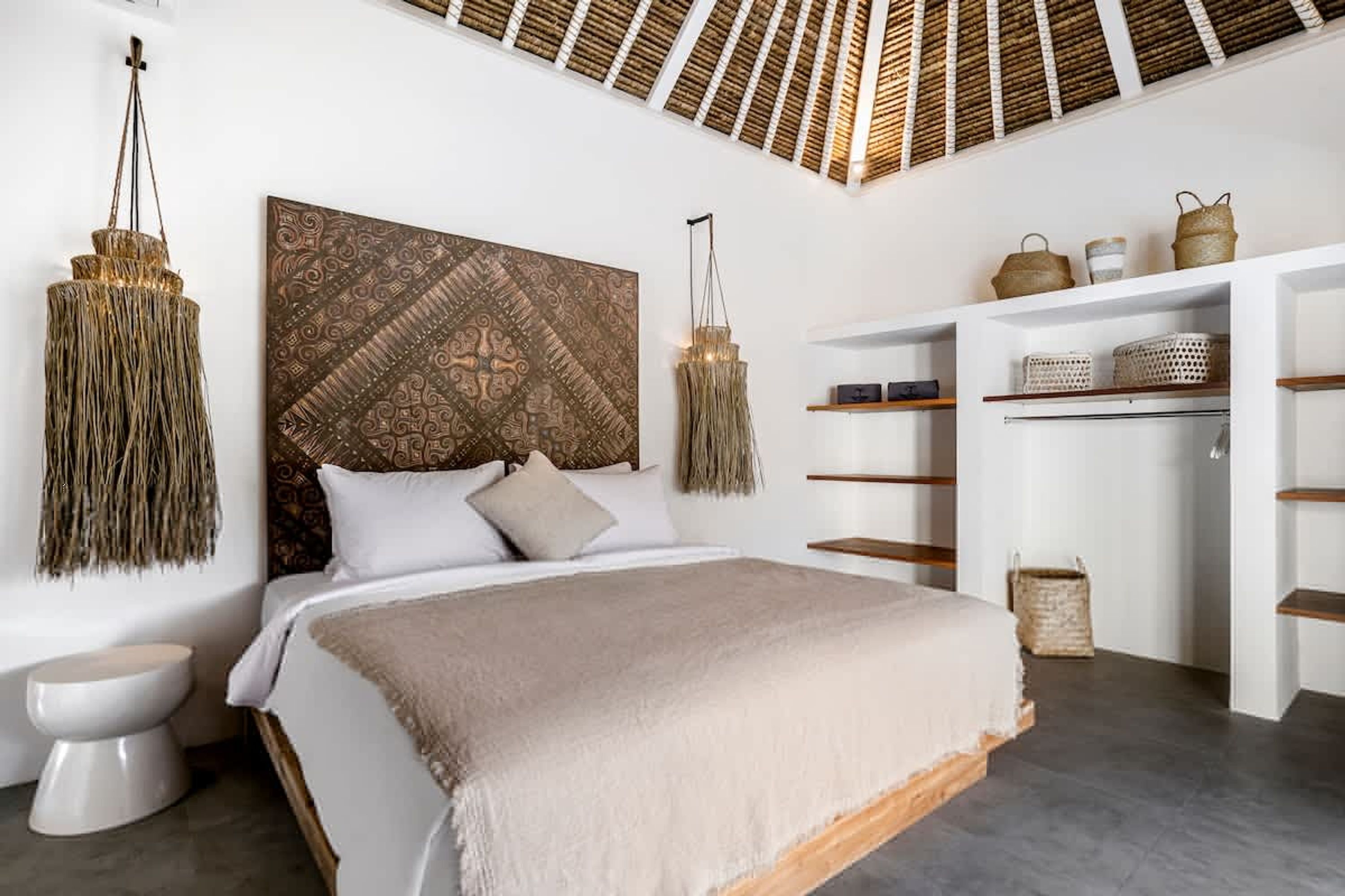 Desk, travel crib, free WiFi, bed sheets