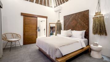 Desk, travel cot, free WiFi, bed sheets