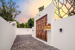 Property grounds - Modern 5 BR Villa in the heart of Seminyak (Kecamatan Kuta)
