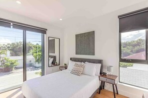 6 Schlafzimmer, Schreibtisch, Bügeleisen/Bügelbrett, Reisekinderbett