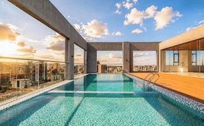 Outdoor pool - Plush Haven. Rooftop pool, gym, skyline views, Fast Wi-Fi in Westlands Riverside (Nairobi)