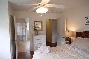 Free WiFi, bed sheets - Coastal Cottage Escape with Sunset Views, Near Beach, Bay & Wildlife Refuge (Chincoteague)