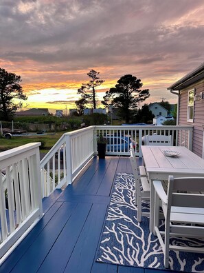 Outdoor dining - Coastal Cottage Escape with Sunset Views, Near Beach, Bay & Wildlife Refuge (Chincoteague)