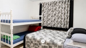Nhà tiện nghi đơn giản, 2 phòng ngủ, máy điều hòa, quang cảnh sân vườn