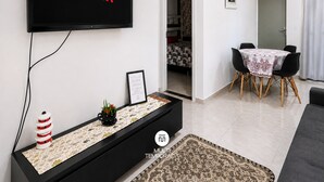 Nhà tiện nghi đơn giản, 2 phòng ngủ, máy điều hòa, quang cảnh sân vườn | Khu phòng khách