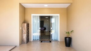 Nhà tiện nghi đơn giản, 2 phòng ngủ, máy điều hòa, quang cảnh sân vườn | Nội thất