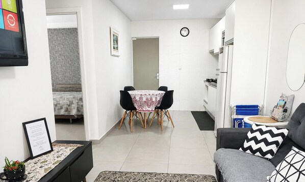 Comfort-Haus, 2 Schlafzimmer, Klimaanlage, Blick auf den Innenhof | Wohnbereich | 42-Zoll-Fernseher mit Digitalempfang, Pay-TV