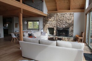 Smart TV, chimenea, videojuegos y tenis de mesa 