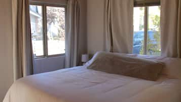 4 bedrooms, desk, iron/ironing board, travel crib