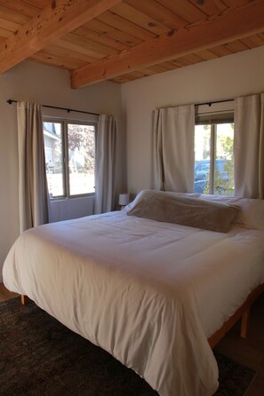 4 habitaciones, escritorio y tabla de planchar con plancha 
