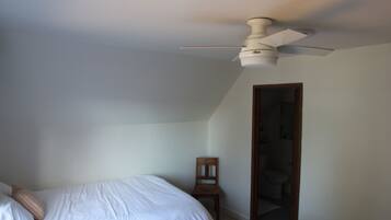 4 bedrooms, desk, iron/ironing board, travel cot