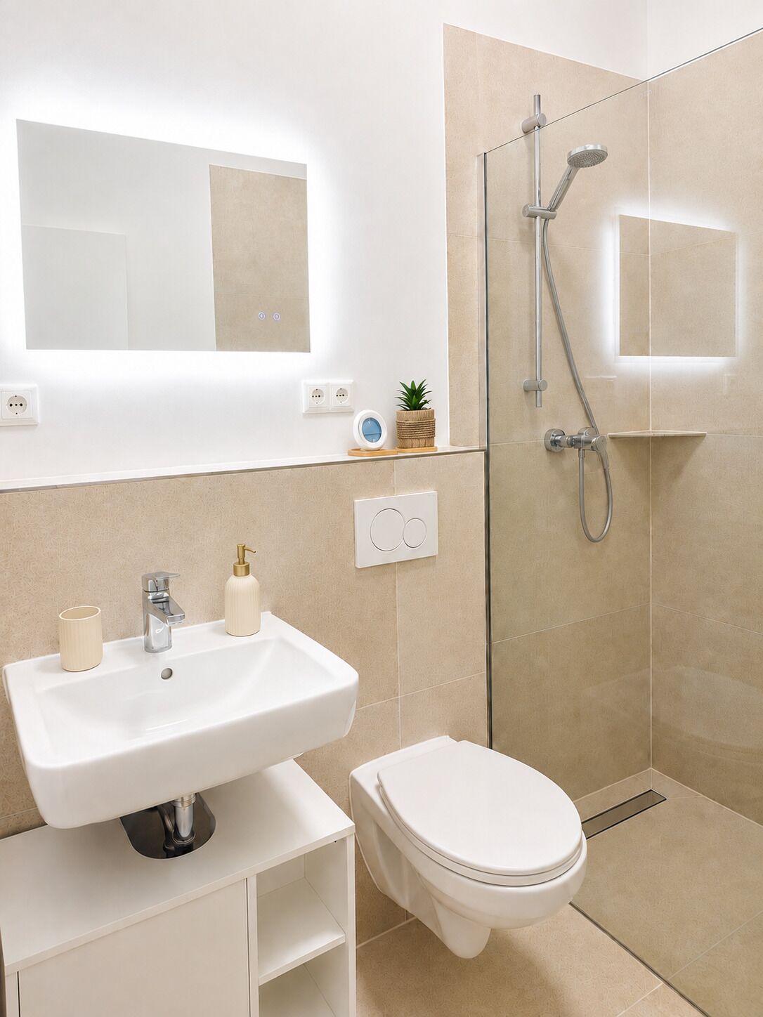 Shower, hair dryer, towels