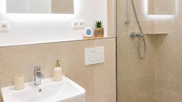 Shower, hair dryer, towels