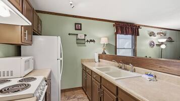 Coffee/tea maker, fridge, microwave, stovetop