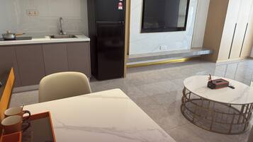 Deluxe Studio, River View | Private kitchen