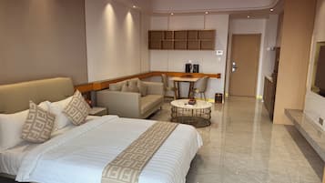 Studio Deluks, pemandangan sungai | Meja kerja, tirai kedap cahaya, setrika/meja setrika, dan Wi-Fi gratis