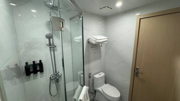 Deluxe-Studio, Flussblick | Badezimmer | Haartrockner, Handtücher, Seife, Shampoo