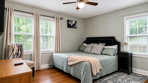 Room - Charming 3-bedroom house with AC in peaceful East Point (East Point)