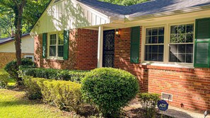 Exterior detail - Charming 3-bedroom house with AC in peaceful East Point (East Point)