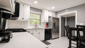 Private kitchen - Charming 3-bedroom house with AC in peaceful East Point (East Point)