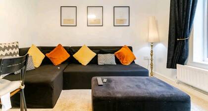 House Sleeps 8 With Garden and Parking