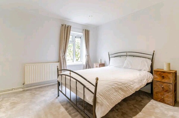 House Sleeps 8 With Garden And Parking - Wolverhampton