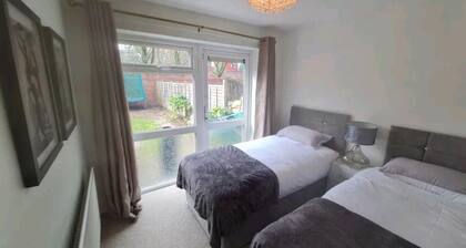 House Sleeps 8 With Garden and Parking