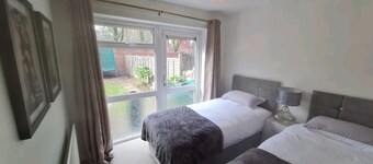 House Sleeps 8 With Garden and Parking