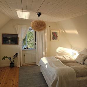 Tabla de planchar con plancha, wifi y ropa de cama
