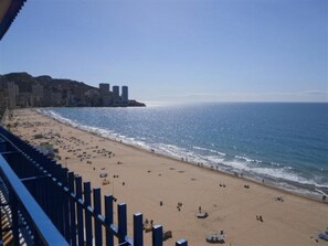 A beach with a clear view of the ocean, a sandy shore, and a distant rocky coastline. - Palmeras 9D in Benidorm (Benidorm)