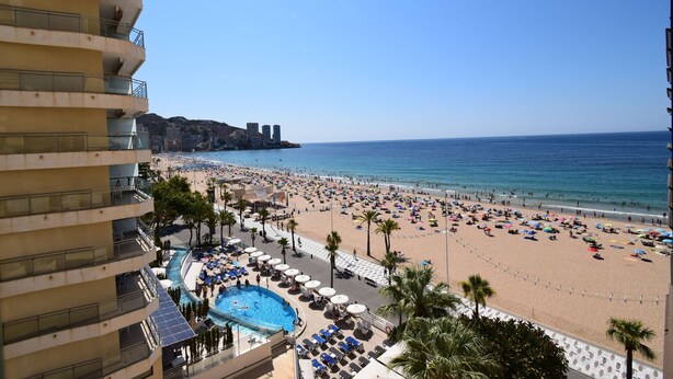 Un hotel con piscina, spiaggia e vista sull'oceano.