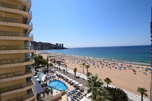 Ein Hotel mit Pool, Strand und Meerblick.