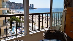 Un balcone con vista sulla spiaggia e sulla piscina.