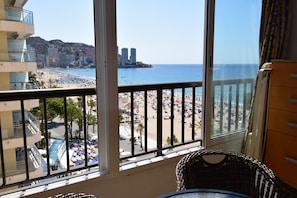Ein Balkon mit Blick auf Strand und Pool.