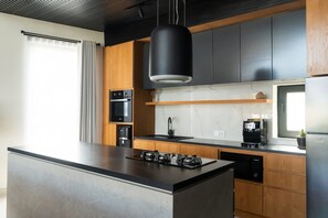 冷蔵庫、電子レンジ、オーブン、コンロ