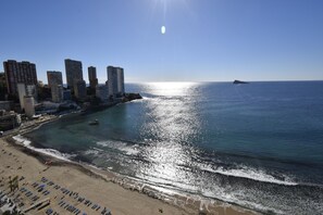 A coastal cityscape with high-rise buildings, a beach, and the ocean. - Torre Principado 20E (Benidorm)