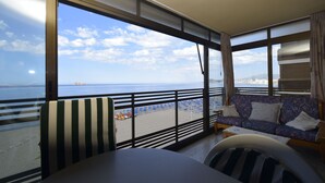 A balcony with a view of the sea, a sofa, and a dining table. - Cachirulo 4A in Benidorm (Benidorm)