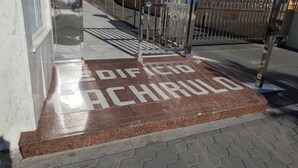 A hotel entrance with a metal gate and a sign that reads "DIFICIO ACHIRULO". - Cachirulo 4C in Benidorm (Benidorm)