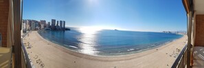 A beach with a cityscape in the background, a clear sky, and a bright sun. - Cachirulo 4C in Benidorm (Benidorm)