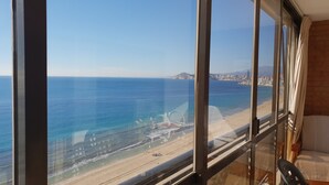 A room with a large window overlooking a beach and a cityscape. - Cachirulo 4C in Benidorm (Benidorm)