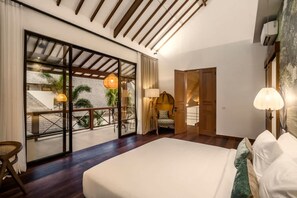 Ein Schlafzimmer mit einem großen Bett, einem Balkon mit Aussicht und einer Holzbalkendecke.