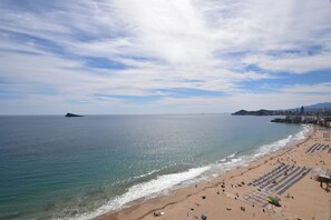 A beach with a clear sky, calm sea, and a cityscape in the background. - LOS Gemelos 15E in Benidorm (Benidorm)