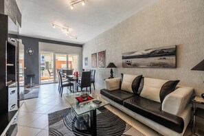 TV - Classic Lake Retreat Tirana by PikHost (Tiranë)