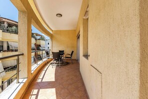 Outdoor dining - Classic Lake Retreat Tirana by PikHost (Tiranë)