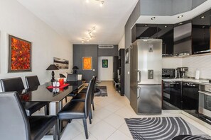 Fridge, microwave, oven, stovetop - Classic Lake Retreat Tirana by PikHost (Tiranë)