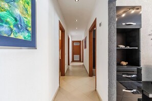 Interior - Classic Lake Retreat Tirana by PikHost (Tiranë)