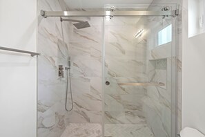 Secador de cabelo, toalhas de banho, sabonete, papel higiênico